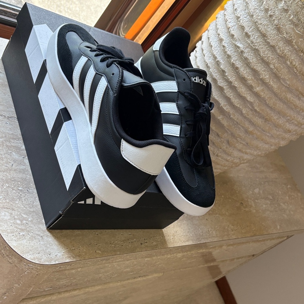 NWB-Men’s Adidas Classic Black and White Trainers-new never worn - Picture 4 of 15